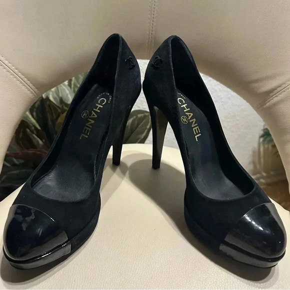 Chanel Black Suede Platform Pumps w/ Patent Leather Cap Toe + CC Logo size 38.5 - Picture 2 of 16